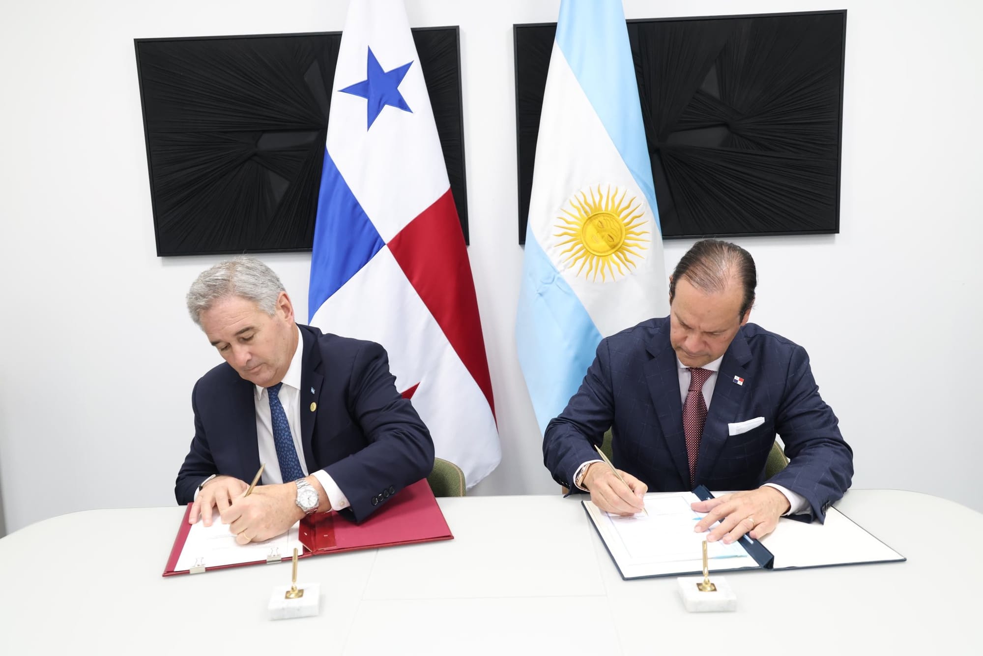 Reunión bilateral entre los cancilleres de Panamá y Chile en el margen de la 56.ª Asamblea General de la OEA