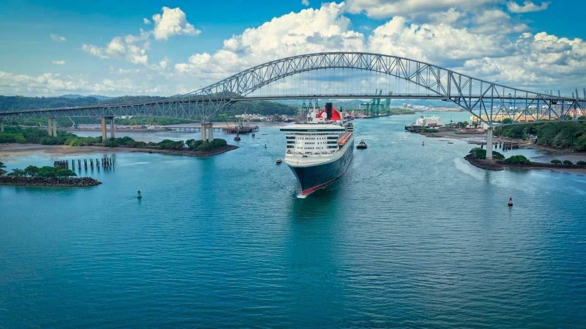 Queen Mary 2 transita Canal de Panamá