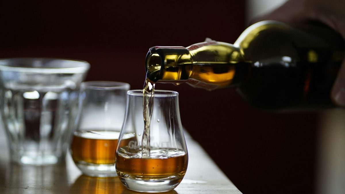 China reduce a la mitad aranceles al whisky británico tras visita de Keir Starmer