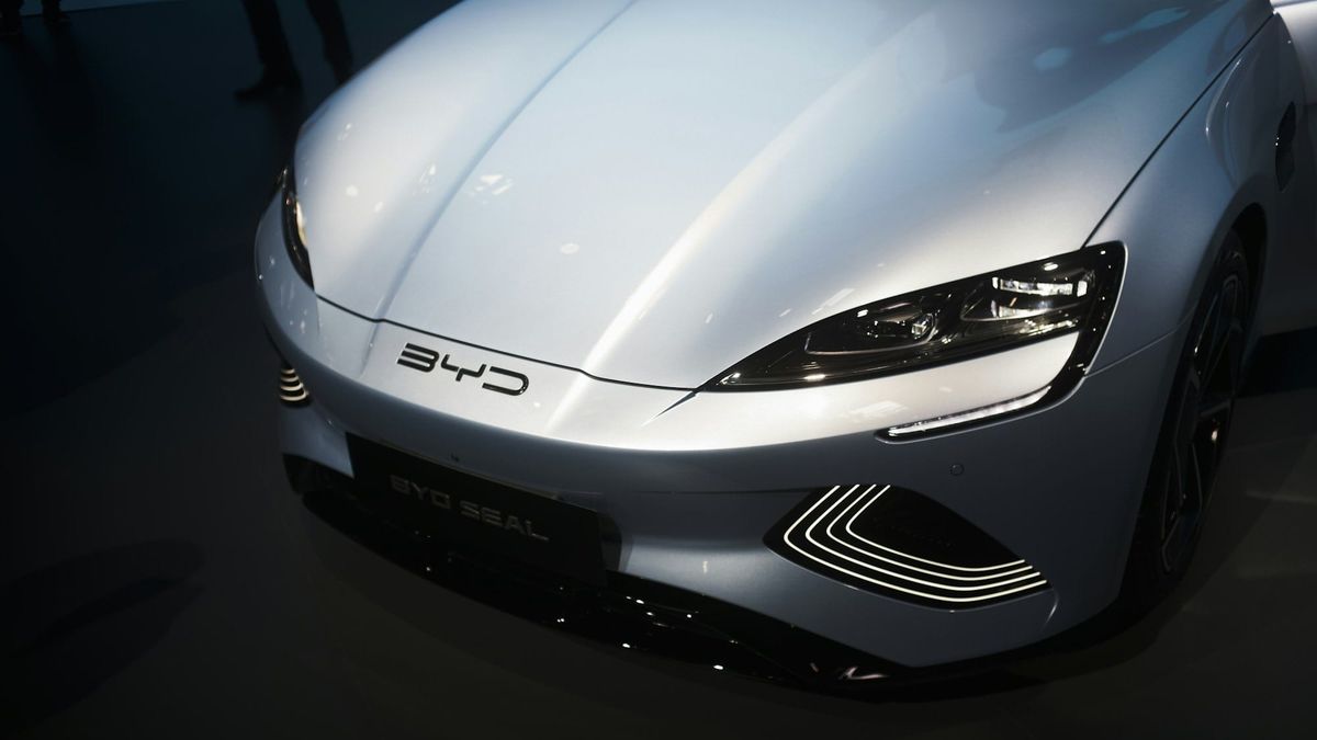 BYD destrona a Tesla, pero cae en ventas.