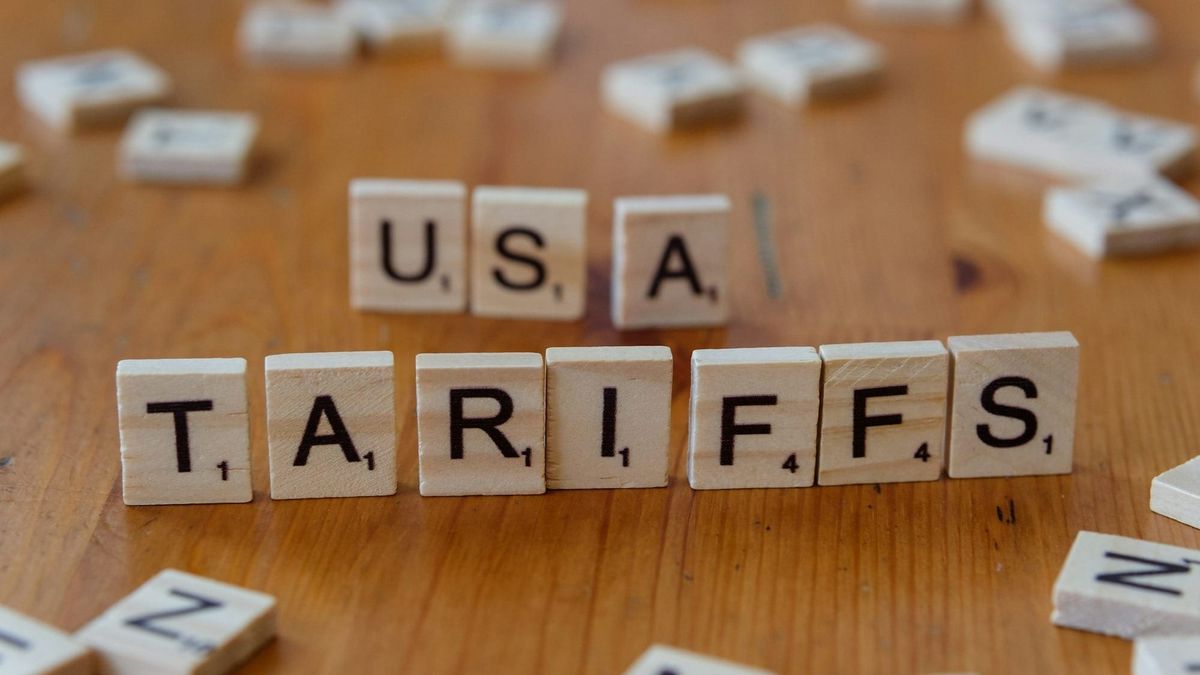 Kevin Hassett demanda sancionar a autores del informe que reveló que EEUU asumió los aranceles