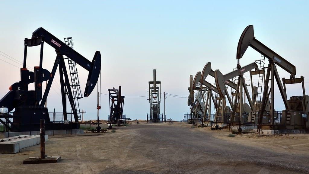 AIE anuncia liberación de 400 millones de barriles para frenar subida del petróleo