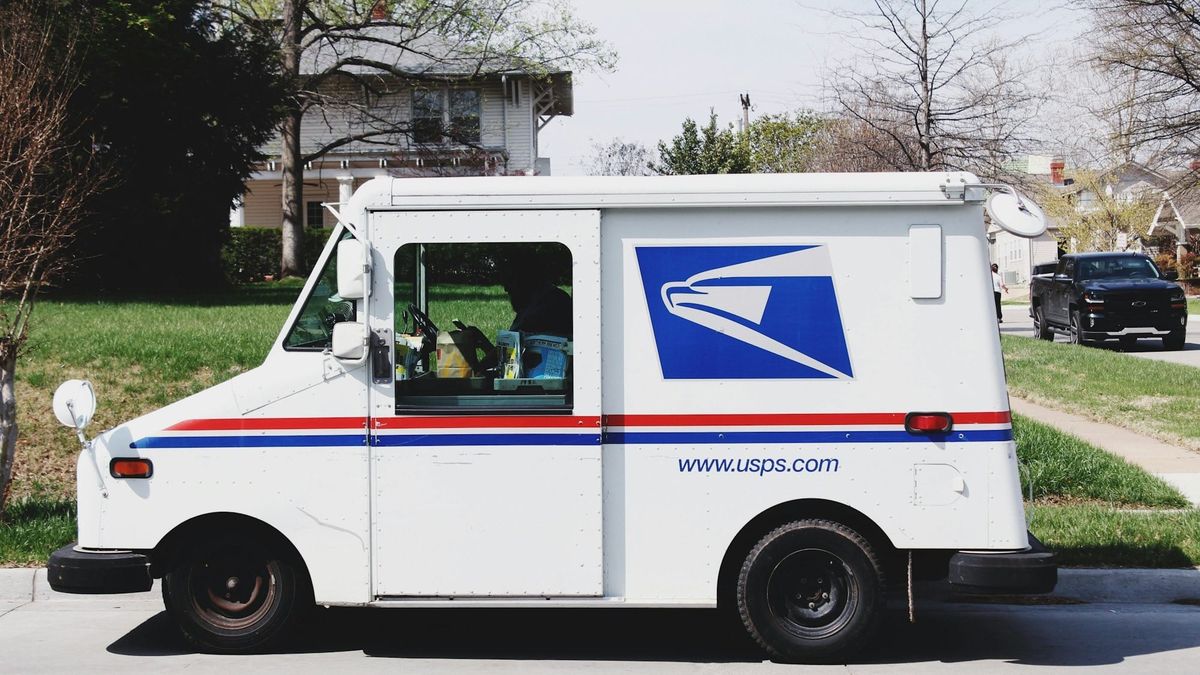 USPS pide alza temporal de 8% por combustibles; FedEx y UPS ya suman recargos