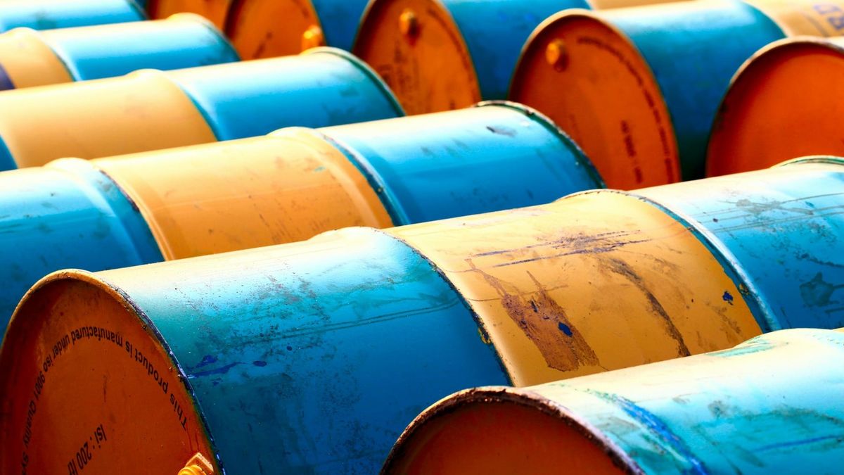 32 países liberan 400 millones de barriles de reservas ante cierre de Ormuz