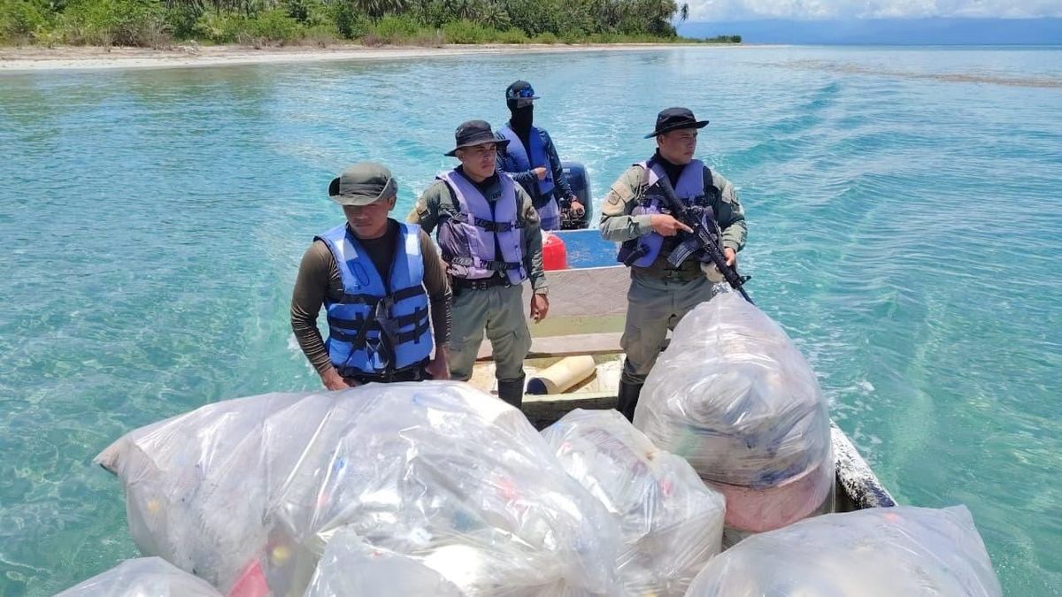 MiAmbiente limpia 500 libras de plástico en Isla Escudo
