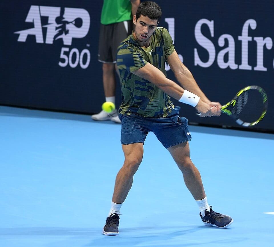 Alcaraz debuta con triunfo en Barcelona tras atención en la muñeca