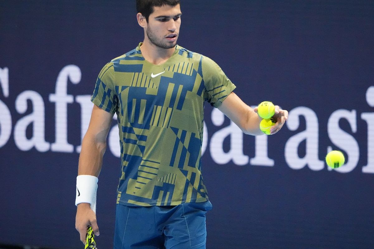 Carlos Alcaraz en duda para Roland Garros tras lesión en la muñeca