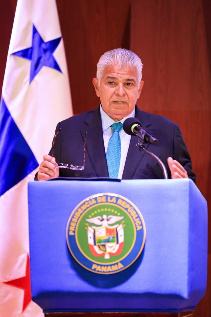 Mulino entrega viviendas y caminos en Azuero