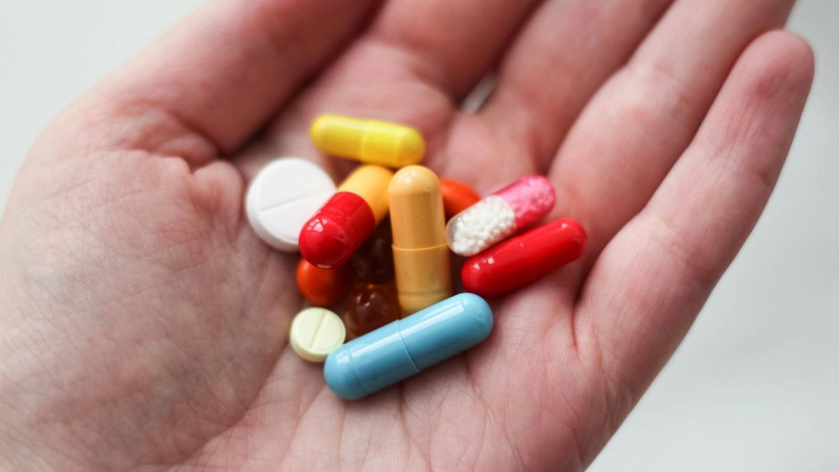 Medicamentos genéricos en farmacia — comparativa de precios Panamá vs Colombia