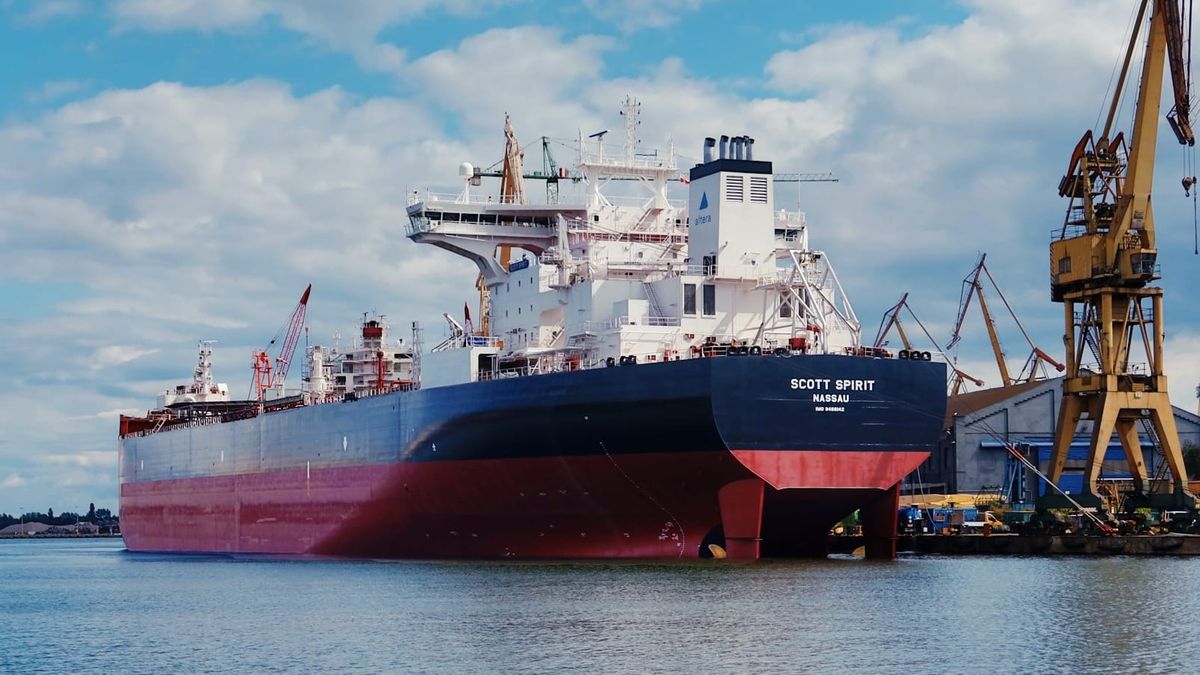 El primer barco en desafiar el bloqueo de EEUU ya cruzó Ormuz — y es chino, sancionado y cargado de metanol