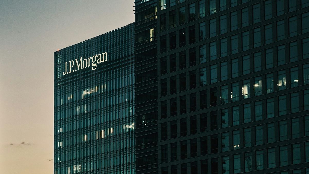 JPMorgan gana US$16.5B en 1T 2026: trading bate récord, Dimon advierte riesgos