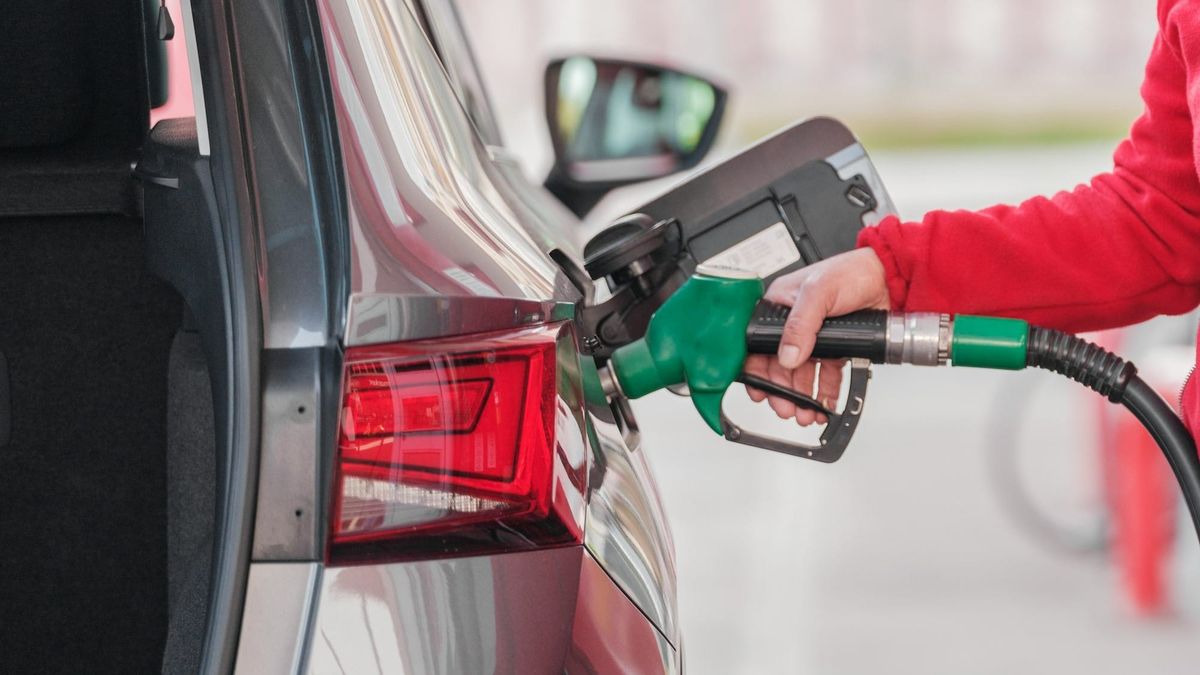 Gasolina sube, diésel baja: de dónde salen los nuevos precios del combustible