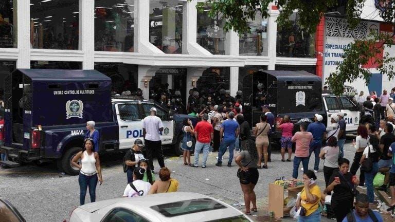 Ofertas virales, caos y productos vencidos: Acodeco interviene la apertura de Wow Depot