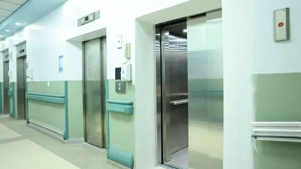 Elevador nuevo agiliza atención en Hospital Arnulfo Arias