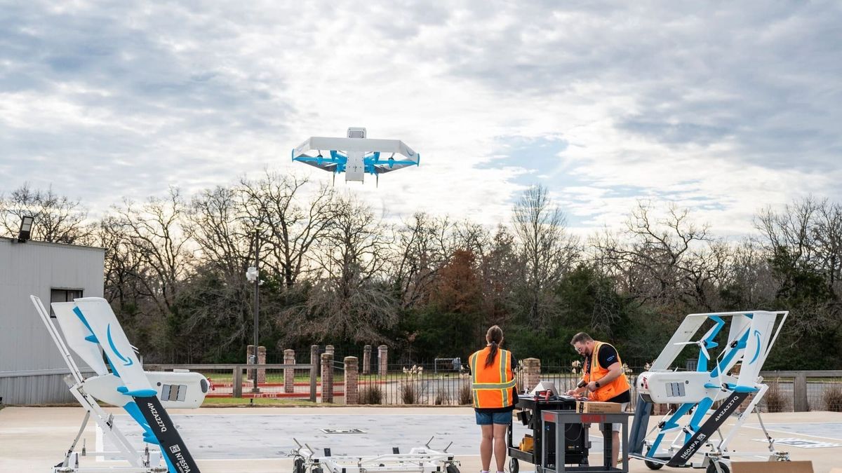 Amazon lanza entregas por drones en Reino Unido: 100 paquetes al día