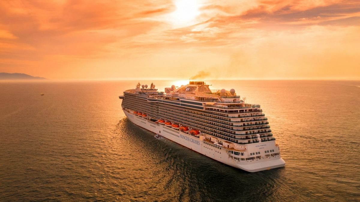 Crucero con hantavirus pone rumbo a Canarias: 149 a bordo, 3 muertos y un médico grave