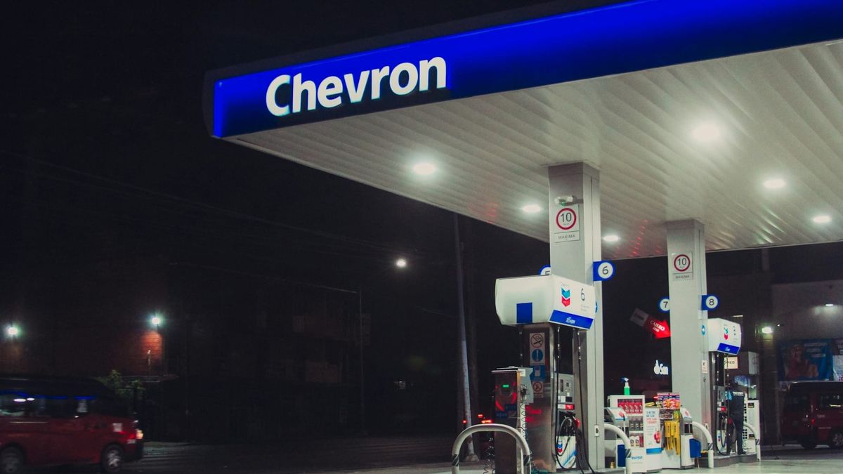 CEO de Chevron advierte escasez física de petróleo por cierre de Ormuz
