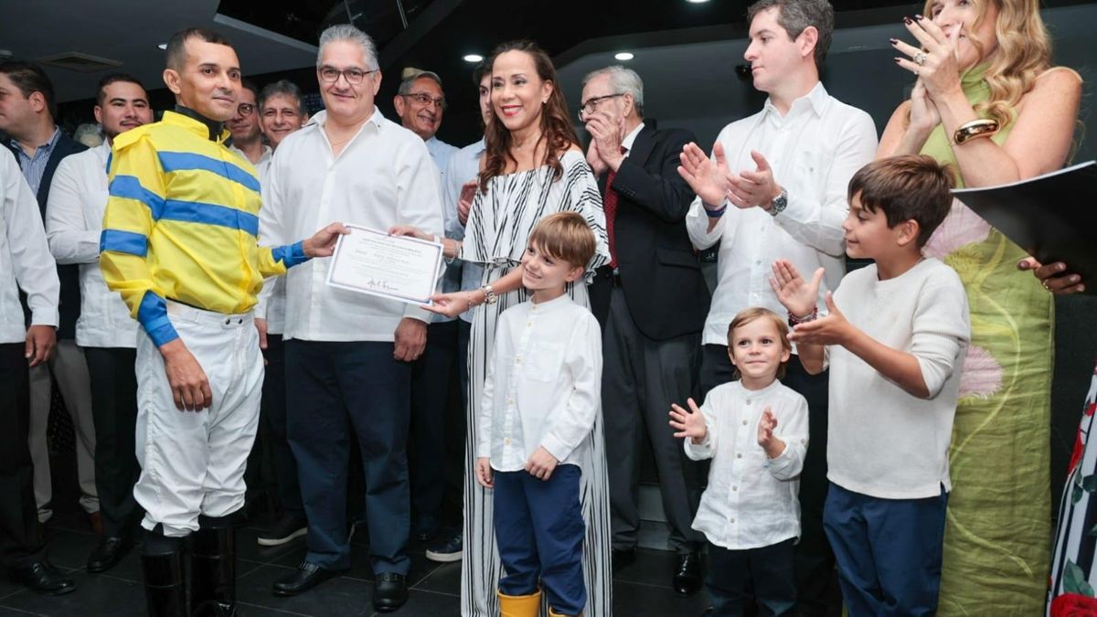Ministro Orillac premió a ganador del Clásico Presidente República