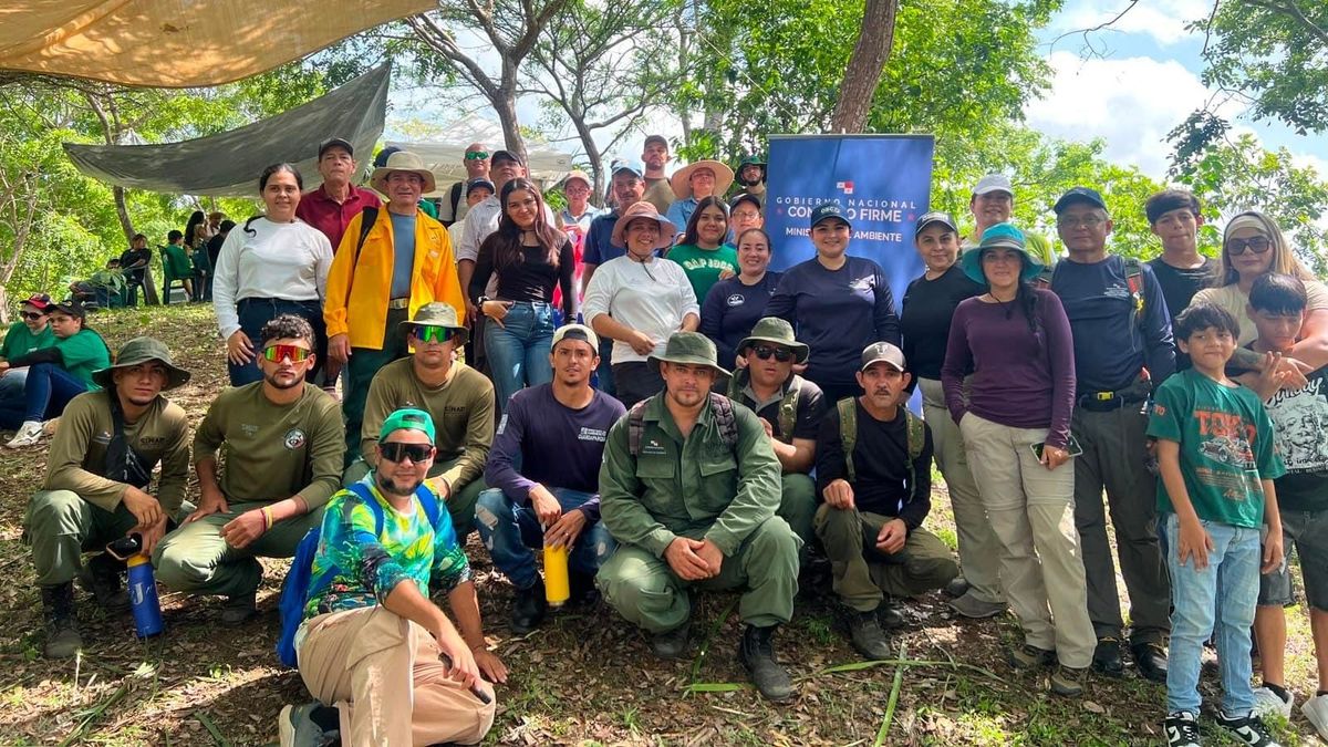 Los Santos reforesta Azuero con 1,500 árboles