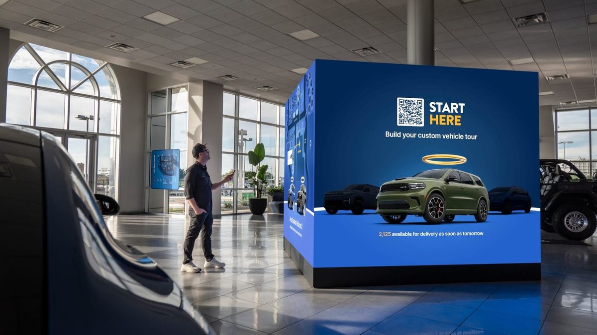 Cubo de pantallas LED en el Test Drive Center de Carvana en Dallas