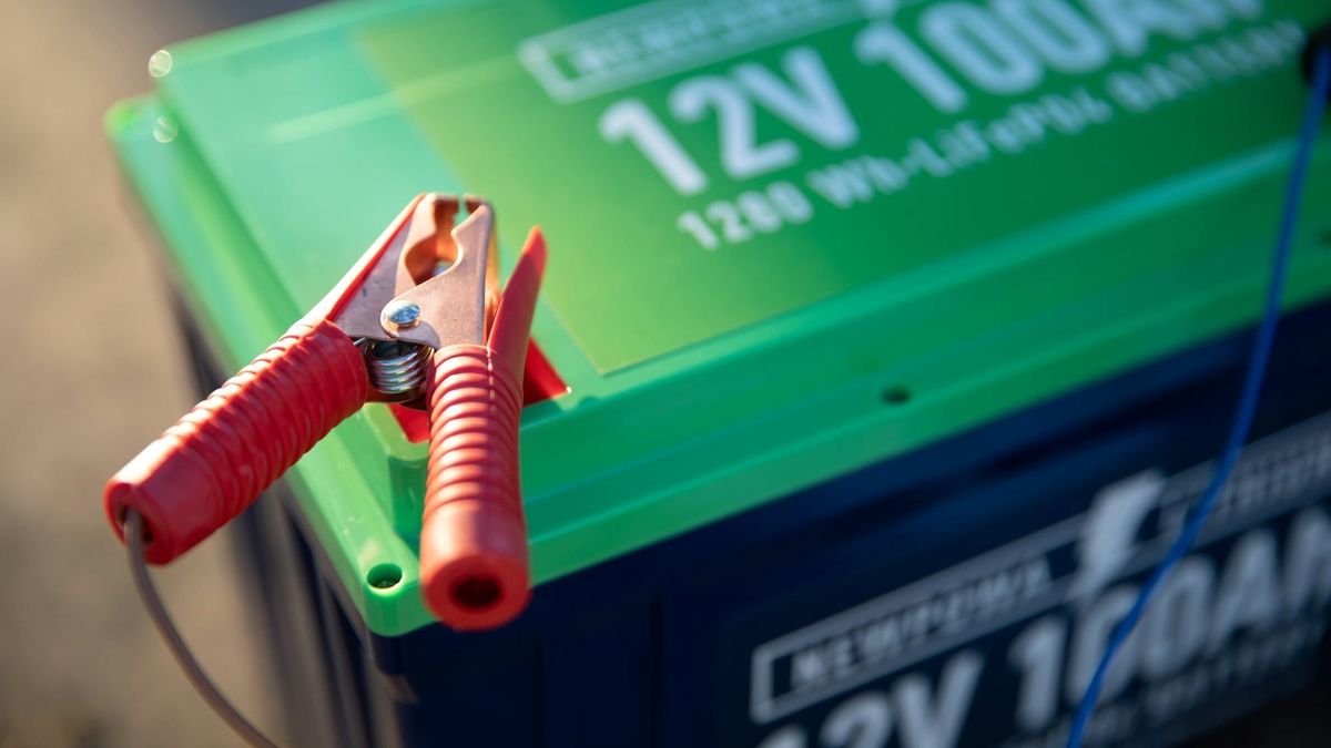 Cornell presenta DEER para restaurar baterías de autos eléctricos sin triturarlas