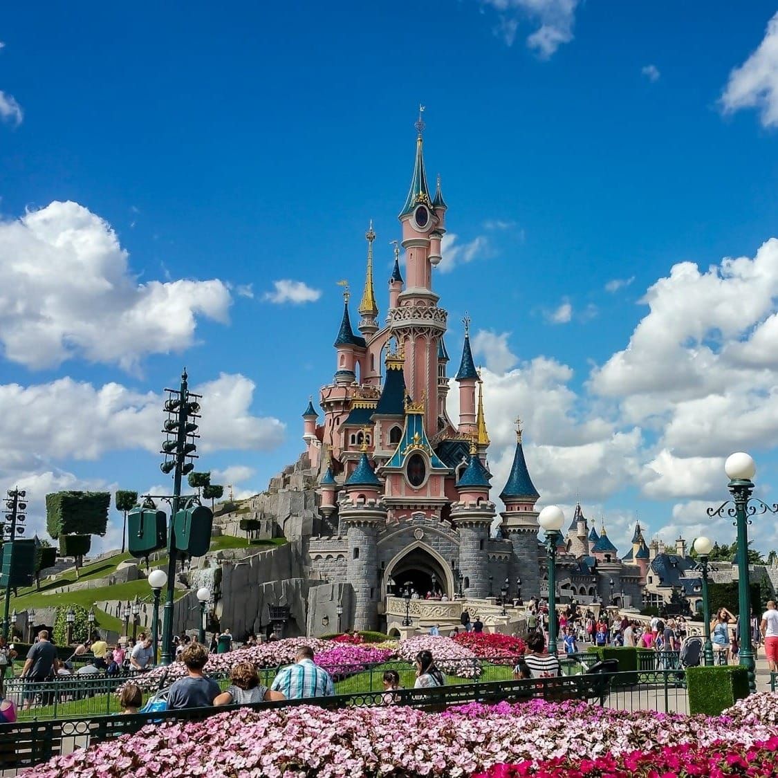 Ola de calor cierra atracciones al aire libre en Disneyland Paris