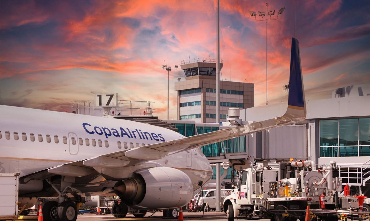 Avión de Copa Airlines en una puerta del Aeropuerto Internacional de Tocumen al atardecer
