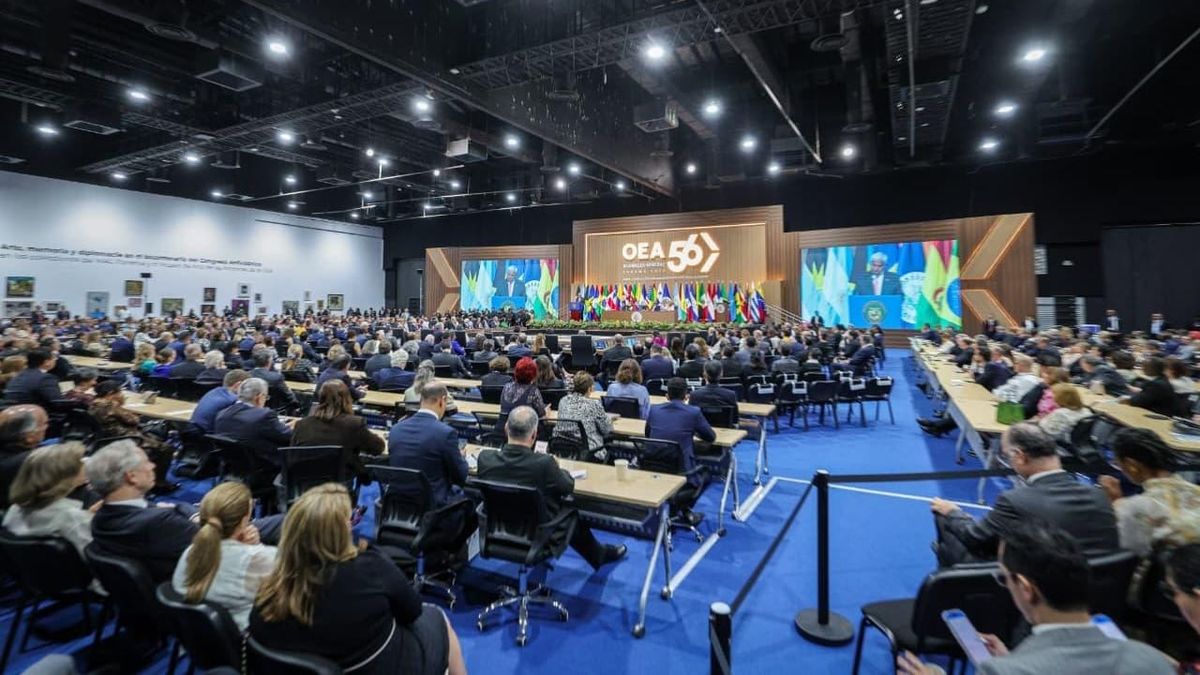 Mulino pide defender democracia en OEA Panamá