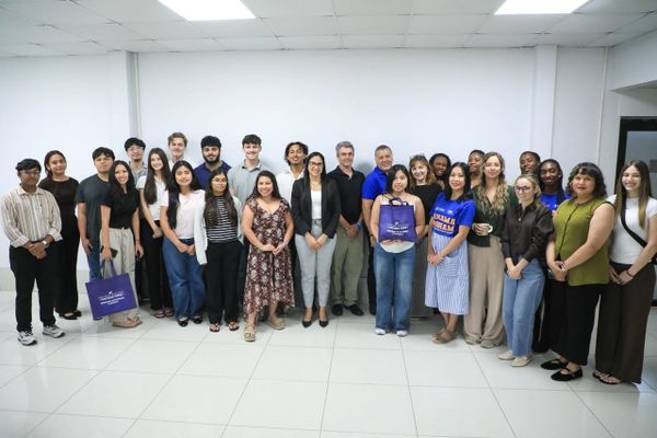 Estudiantes de Texas visitan el MEF