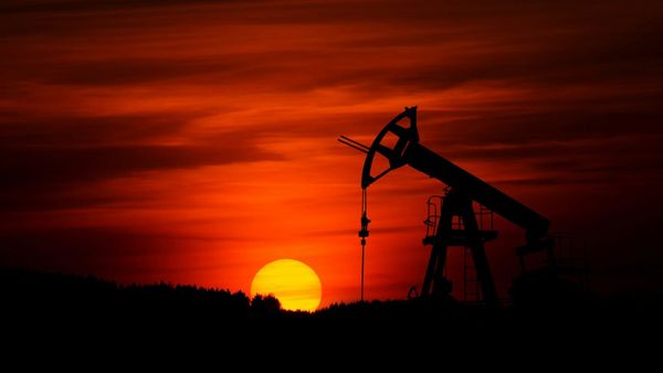 Petróleo supera los $64 por barril tras nuevo arancel de EE. UU. a negocios con Irán