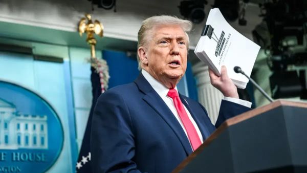 Trump amenaza con arancel del 100% a Canadá por acuerdo comercial con China