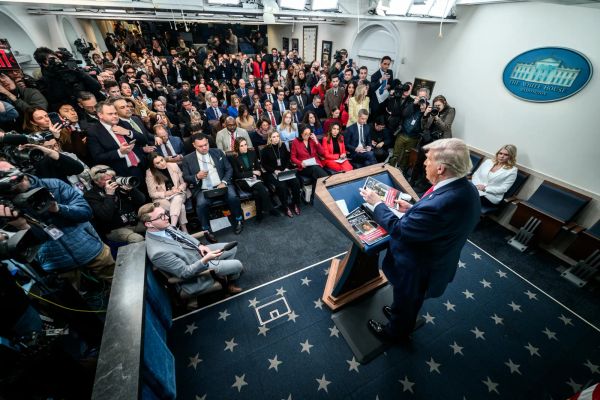 Trump busca $1,000 millones en daños contra la Universidad de Harvard en demanda legal