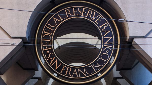 La Fed mantiene tipos y alerta sobre inflación en medio de incertidumbre global