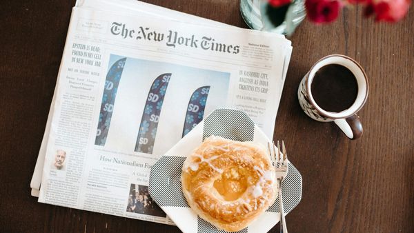 Warren Buffett reduce la participación en Amazon y apuesta fuerte por The New York Times