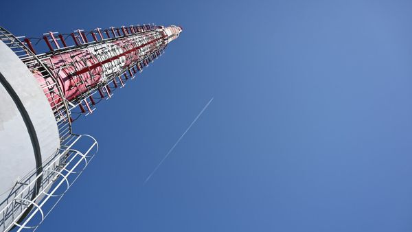 Telefónica compra Netomnia por 2,300 millones en Reino Unido, primera gran adquisición de la era Murtra