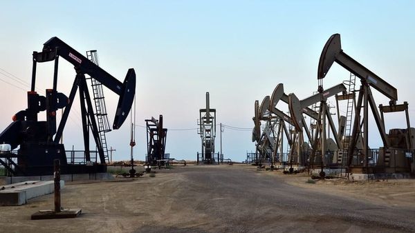 AIE anuncia liberación de 400 millones de barriles para frenar subida del petróleo