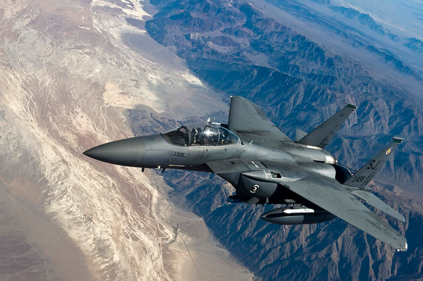 EE.UU. confirma 6 muertos tras caída de KC-135 en Irak; crudo supera $100