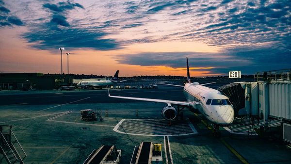 Combustible para aviones sube más de 80% y presiona tarifas aéreas