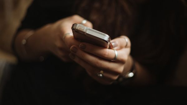 ACODECO suspende aumento de tarifas móviles de Más Móvil y Tigo mientras investiga posible monopolio