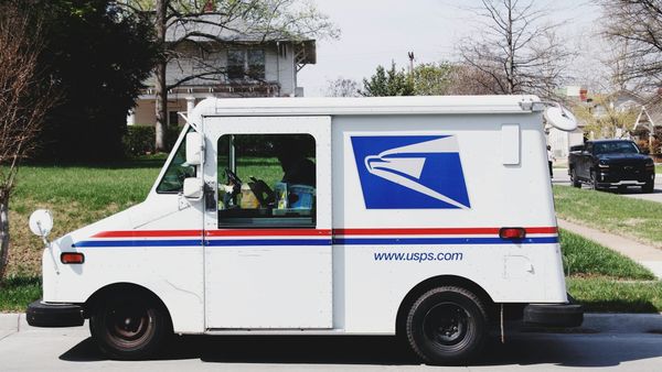 USPS pide alza temporal de 8% por combustibles; FedEx y UPS ya suman recargos
