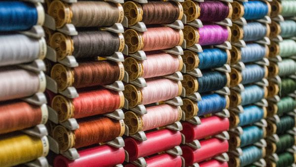 Nextil y Varsity sellan alianza para producción textil sostenible en Centroamérica