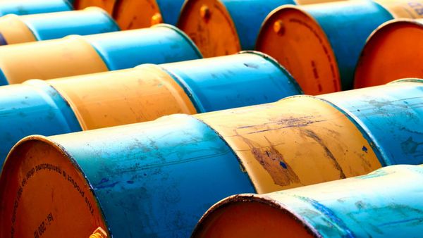 32 países liberan 400 millones de barriles de reservas ante cierre de Ormuz