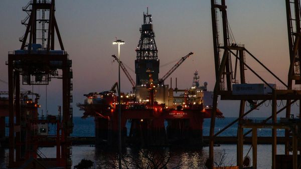 Precios del petróleo superan los 100 dólares por barril tras cierre del Estrecho de Ormuz por conflicto en Irán
