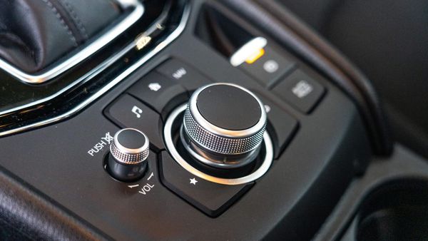 La pantalla táctil que le quitó el trono a Volvo y Toyota