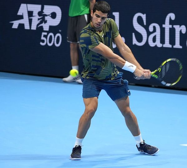 Alcaraz debuta con triunfo en Barcelona tras atención en la muñeca