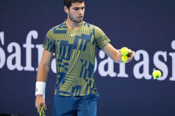 Carlos Alcaraz en duda para Roland Garros tras lesión en la muñeca