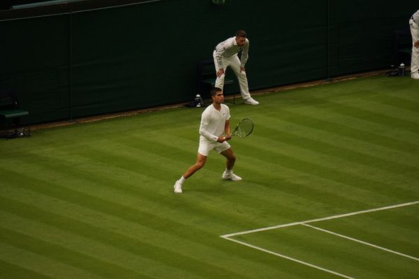 Alcaraz inicia la defensa en Montecarlo con 6-1 y 6-3 a Báez