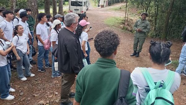 Estudiantes exploran Altos de Campana por Día de la Tierra