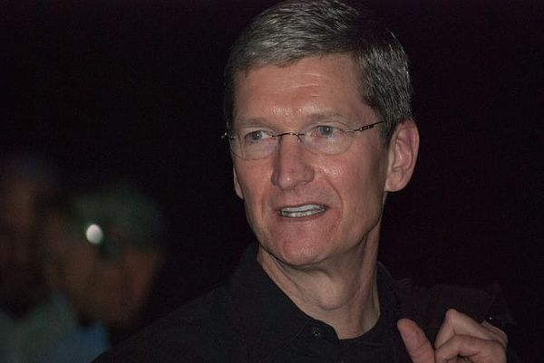 "Tim Cook cede el mando: Apple apuesta por la continuidad del hardware ante su expansión en servicios"