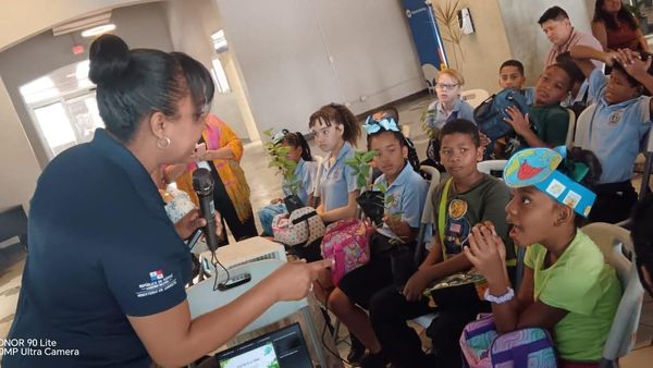 MiAMBIENTE educa a estudiantes en el Día de la Tierra